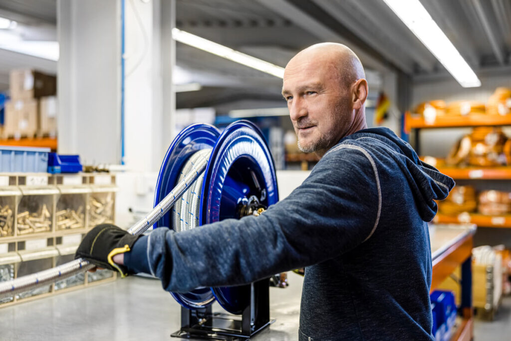 Mitarbeiter in der Schlauchtechnik bei Rinnert Schweisstechnik