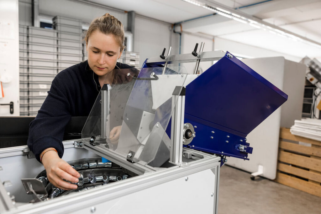 Mitarbeiterin bei der Arbeit in der Drucklufttechnik